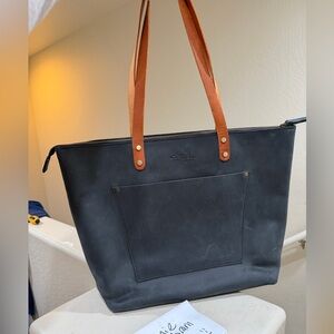 Pegai grande leather tote in color charcoal black